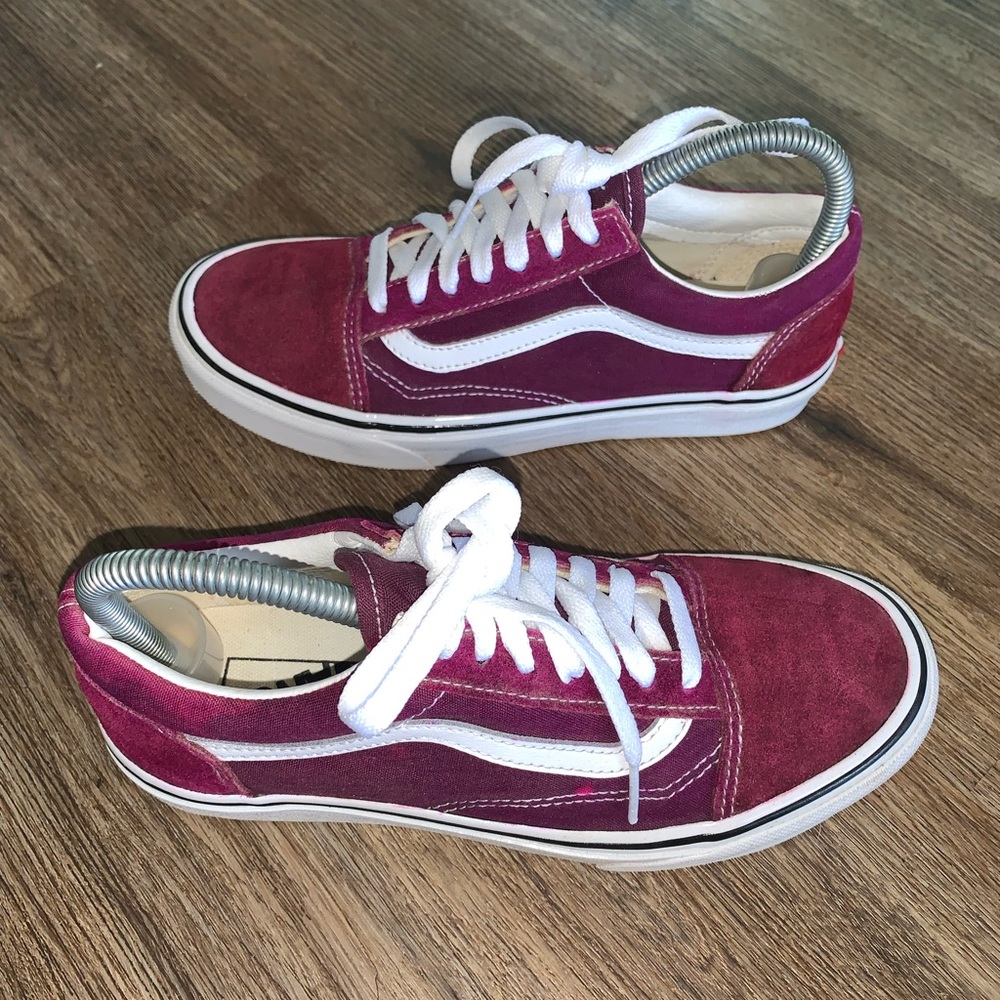 Vans unisex lace up sneakers maroon color size women’s -7 men’s - 5.5.